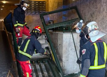 Los bomberos actuaron en el lugar del accidente para retirar el coche de dentro del portal