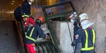 Los bomberos actuaron en el lugar del accidente para retirar el coche de dentro del portal