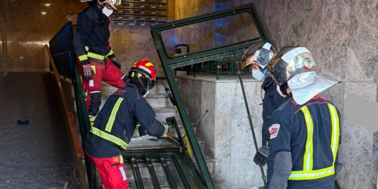 Los bomberos actuaron en el lugar del accidente para retirar el coche de dentro del portal