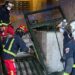 Los bomberos actuaron en el lugar del accidente para retirar el coche de dentro del portal