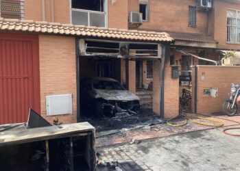 Imagen de archivo de un incendio de un vehículo en un garaje