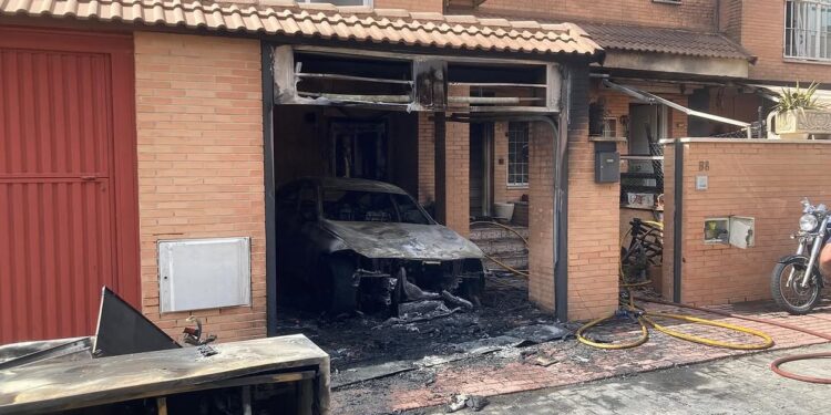 Imagen de archivo de un incendio de un vehículo en un garaje