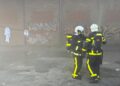 Bomberos en un incendio en el interior de un nave industrial (Imagen de archivo)