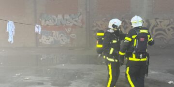 Bomberos en un incendio en el interior de un nave industrial (Imagen de archivo)