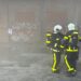 Bomberos en un incendio en el interior de un nave industrial (Imagen de archivo)
