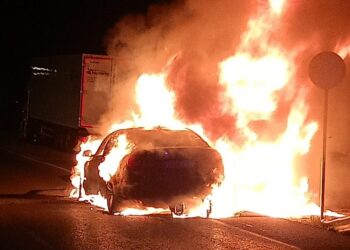 incendio de un coche en Alcalá en una imagen de archivo