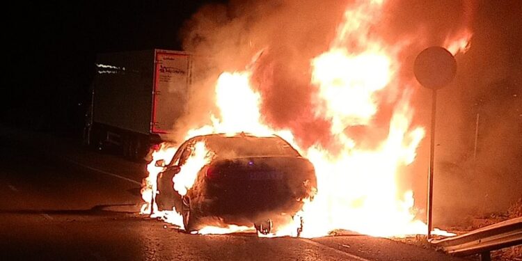incendio de un coche en Alcalá en una imagen de archivo