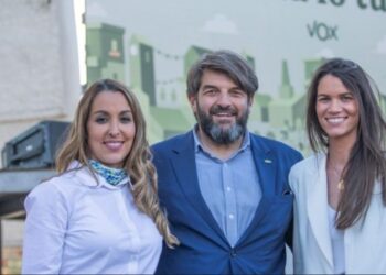 A la derecha en la imagen, Alba Moreno, con los que podrían ser sus compañeros de grupo en Vox si toma posesión del acta de concejala
