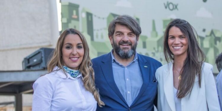 A la derecha en la imagen, Alba Moreno, con los que podrían ser sus compañeros de grupo en Vox si toma posesión del acta de concejala