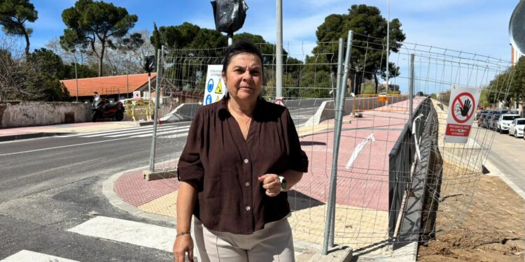 La concejala de Urbanismo, Cristina Alcañiz, junto a la acera cerrada del puente en una foto de archivo