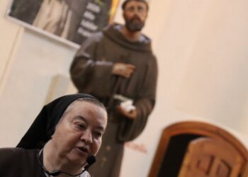La abadesa del convento de San Juan de la Penitencia, la madre Mariuca junto a la imagen de San Francisco