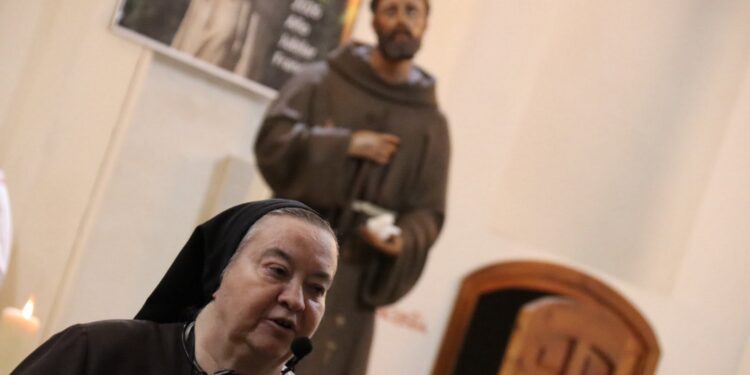 La abadesa del convento de San Juan de la Penitencia, la madre Mariuca junto a la imagen de San Francisco