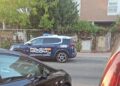 Un coche patrulla de la Policía Nacional junto a la Corrala de Espartales Sur en Alcalá de Henares