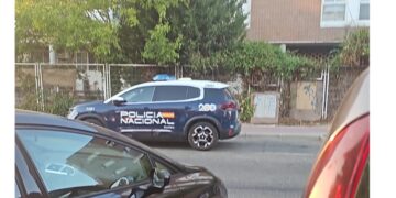 Un coche patrulla de la Policía Nacional junto a la Corrala de Espartales Sur en Alcalá de Henares