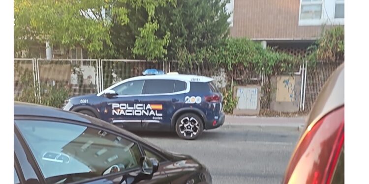 Un coche patrulla de la Policía Nacional junto a la Corrala de Espartales Sur en Alcalá de Henares