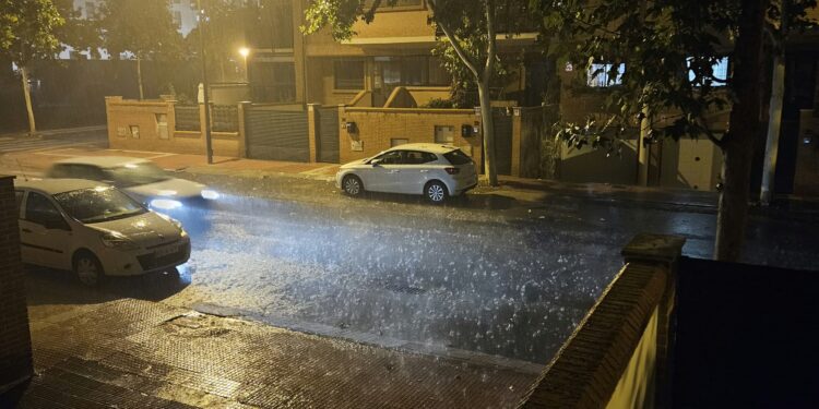 Lluvia en Ciudad 10 minutos después de las nueve de la noche